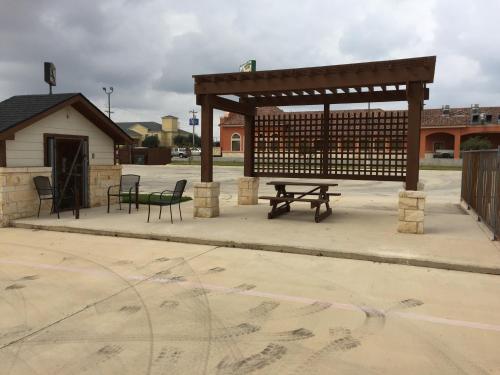 Pearsall Inn and Suites
