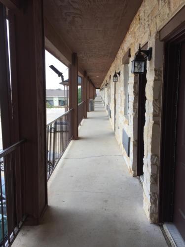 Pearsall Inn and Suites
