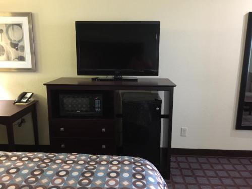Pearsall Inn and Suites - image 12