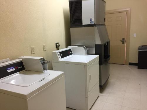 Pearsall Inn and Suites