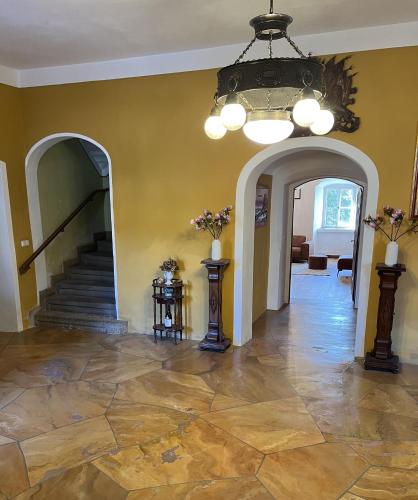 Empfangshalle, Schloss1611 B&B in Erbendorf