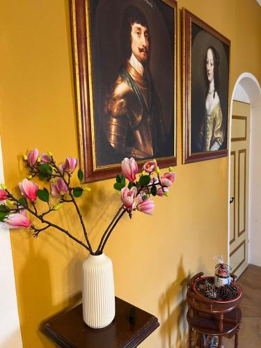 Empfangshalle, Schloss1611 B&B in Erbendorf