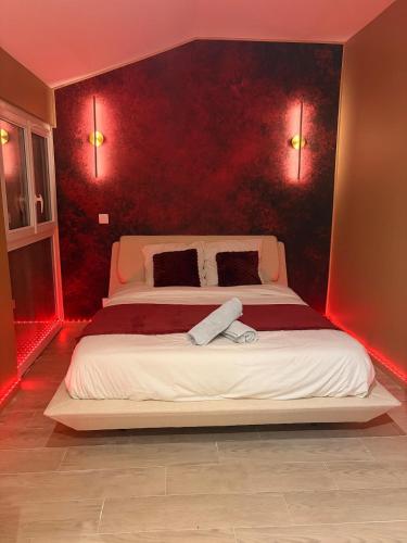 Le Rubis avec Baignoire Balnéo, TV 360 degrès & Netflix (Le Rubis avec Baignoire Balneo, TV 360 degres & Netflix) in مونتجني لي برتونوكس