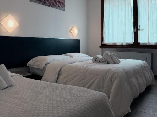 3 twin beds