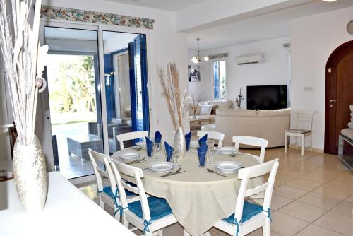 Instalações, Latchi Beach Front Villa - Private Heated Pool - Amazing Uninterrupted Sea Views in Neokhorio