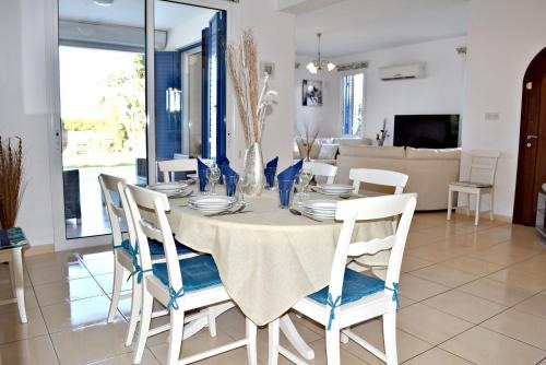 Instalações, Latchi Beach Front Villa - Private Heated Pool - Amazing Uninterrupted Sea Views in Neokhorio