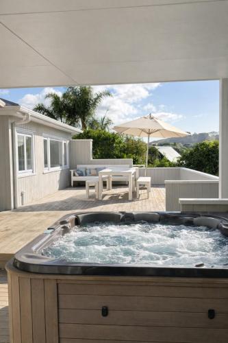 Banheira de hidromassagem, Lukes Kitchen Bach in Whitianga
