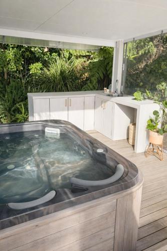 Banheira de hidromassagem, Lukes Kitchen Bach in Whitianga