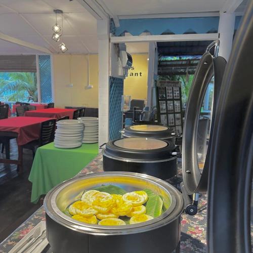 Johans Chalet & Restaurant in 甘榜艾爾巴塘/ABC海灘