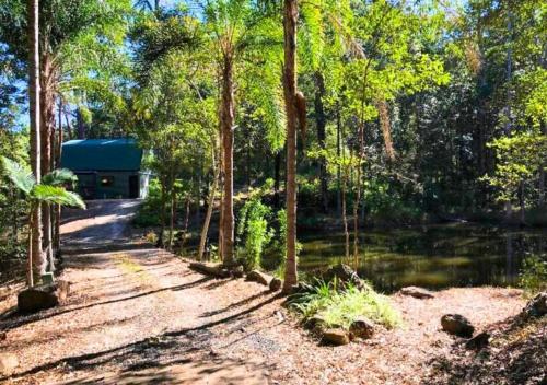 Exterior view of LAKE VIEW CHALET Australia Zoo close by
