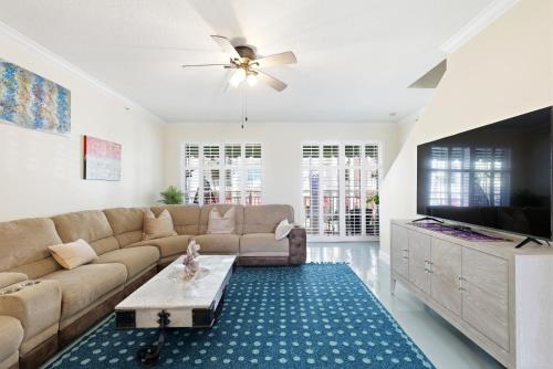 Létesítmények, Spacious 3BR 3BA with King Bed & Amazing Pools near Intercoastal, Lantana Beach, FL in Lantana (FL)