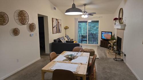 Gastenkamer, Elegant 2Bed & 2 Bath Comfort in Vickery Meadow