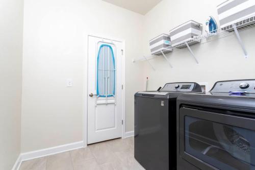 Gorgeous 6Bd Single Family w/ Pool @ Storey Lake 2767 O - image 36
