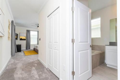 Gorgeous 6Bd Single Family w/ Pool @ Storey Lake 2767 O - image 33