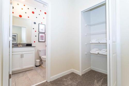 Gorgeous 6Bd Single Family w/ Pool @ Storey Lake 2767 O - image 44