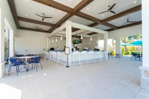 Stunning 5 Bd w/ Pool Close to Disney 2905 - image 18