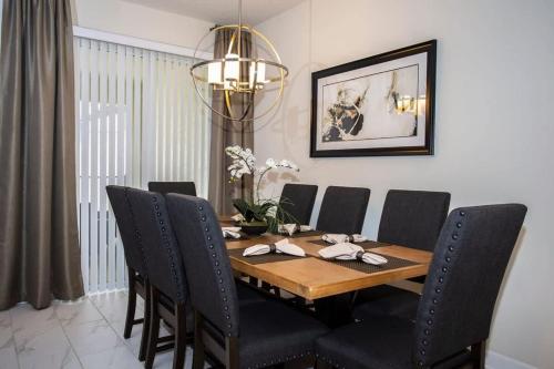 Four Bedrooms at StoreyLakeResort 3063 - image 37