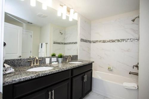Four Bedrooms at StoreyLakeResort 3063 - image 43