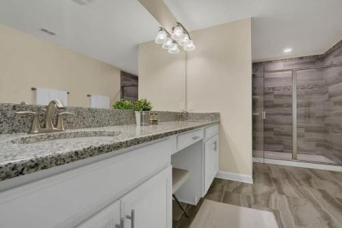 Five Bedrooms Single Family 4759 - image 26