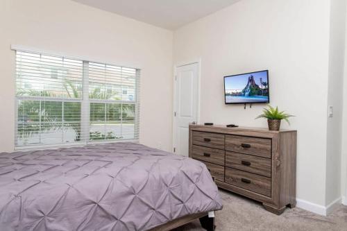 Luxurious Décor 4 Bd w/ Pool Close to Disney 4820 - image 25