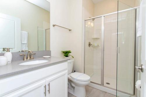 Luxurious Décor 4 Bd w/ Pool Close to Disney 4820 - image 26