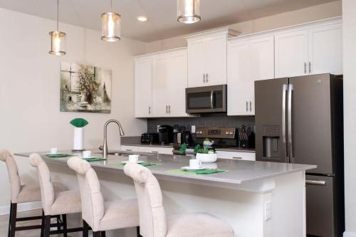 Luxurious Décor 4 Bd w/ Pool Close to Disney 4820 - image 36