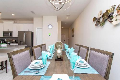 Luxurious Décor 4 Bd w/ Pool Close to Disney 4820 - image 30
