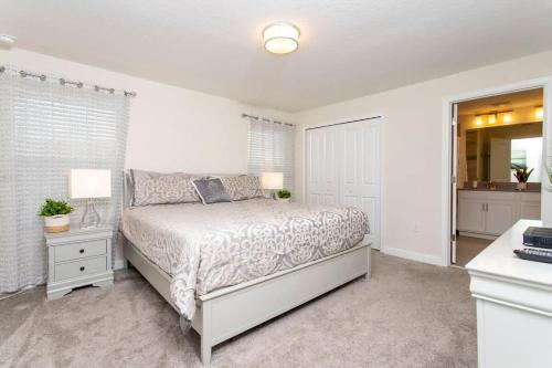 Luxurious Décor 4 Bd w/ Pool Close to Disney 4820 - image 43
