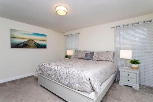 Luxurious Décor 4 Bd w/ Pool Close to Disney 4820 - image 24