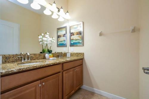 Five Bedrooms TownHome with Pool 4849 - image 35
