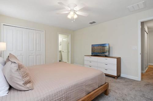 Four Bedrooms with Screen PoolStoreyLake 4910 - image 21