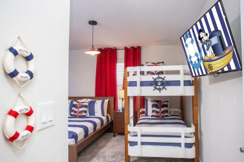 Luxurious 4Bd Home w/ Pool 4983 - image 21