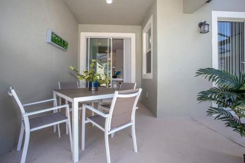 Luxurious 4Bd Home w/ Pool 4983 - image 42