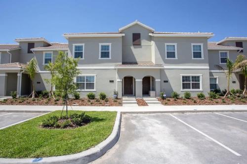 Luxurious 4Bd Home w/ Pool 4983 - image 23