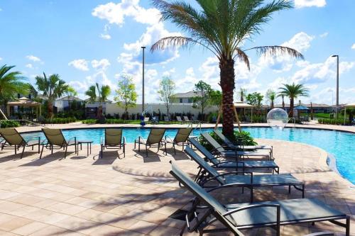 Luxurious 4Bd Home w/ Pool 4983 - image 19