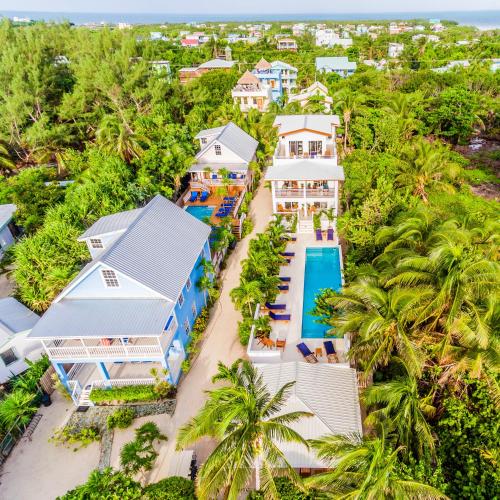 Weezie's Ocean Front Hotel and Garden Cottages in Кей Колкер