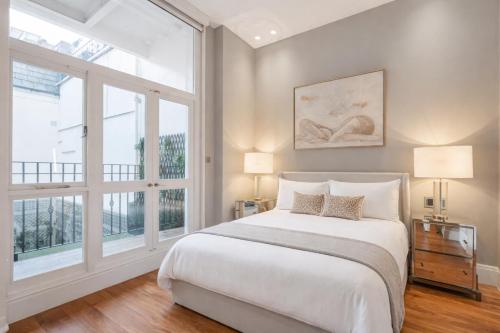 Belgravia Grand 2BR with Indoor Fireplace & Balcony - image 3