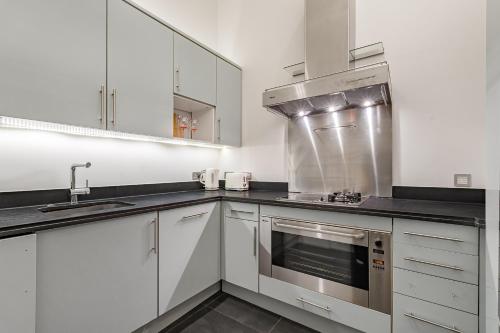 Belgravia Grand 2BR with Indoor Fireplace & Balcony - image 10