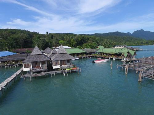 Exterior view, Salakphet Resort in Salak Phet Bay