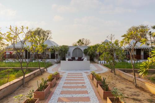 Ieeja, SaffronStays Raj Reverie Maharaja Tent Suites in Dahmi