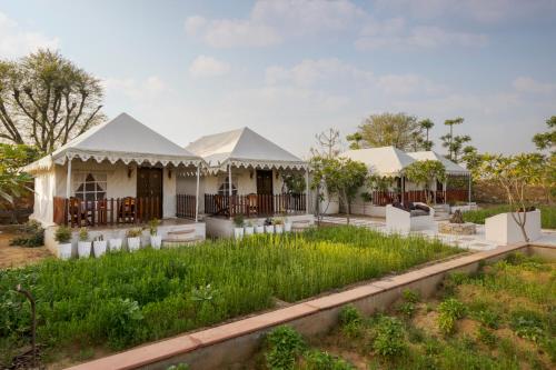 Viesnīcas āriene, SaffronStays Raj Reverie Maharaja Tent Suites in Dahmi