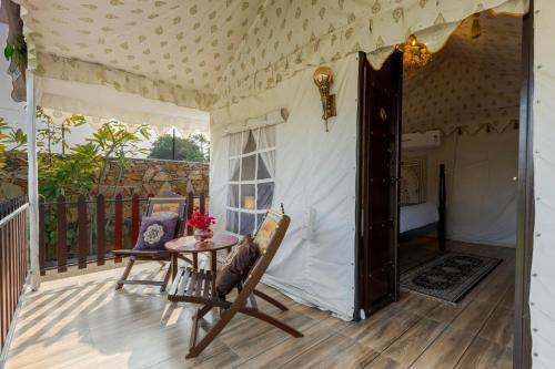 Balkons/terase, SaffronStays Raj Reverie Maharaja Tent Suites in Dahmi