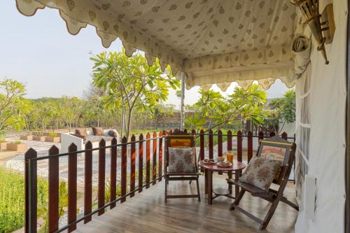 Balkons/terase, SaffronStays Raj Reverie Maharaja Tent Suites in Dahmi