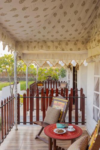Balkons/terase, SaffronStays Raj Reverie Maharaja Tent Suites in Dahmi