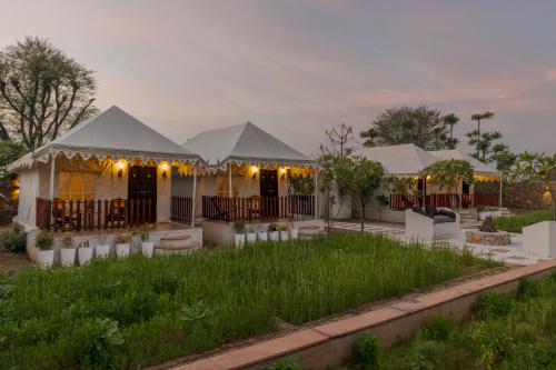 Viesnīcas āriene, SaffronStays Raj Reverie Maharaja Tent Suites in Dahmi