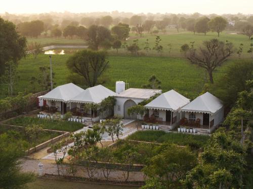 Viesnīcas āriene, SaffronStays Raj Reverie Maharaja Tent Suites in Dahmi