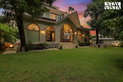 StayVista at Villa Harmony with Bonfire, Pool, Alibag