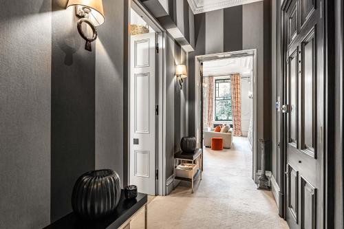Cadogan Square Ultra-Luxe 4BR with Private Garden - main image