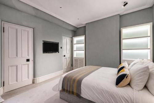 Cadogan Square Ultra-Luxe 4BR with Private Garden - image 6