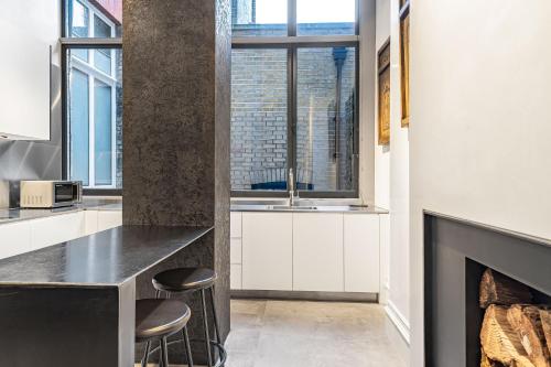 Cadogan Square Ultra-Luxe 4BR with Private Garden - image 11
